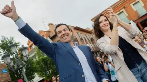 La presidenta de la Comunidad de Madrid, Isabel Díaz Ayuso, interviene en un acto acompañada del presidente del PP de Andalucía y de la Junta, Juanma Moreno La presidenta de la Comunidad de Madrid, Isabel Díaz Ayuso, interviene en un acto acompañada del presidente del PP de Andalucía y de la Junta, Juanma Moreno