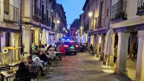 La Asociación de Vecinos Barrio Centro de Alcalá de Henares muestra su preocupación por el uso de los espacios públicos en el casco histórico complutense Terrazas de bares y restaurantes en la calle Mayor de Alcalá de Henares