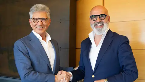 Jorge Sánchez, CEO de Altantia Media, y Miguel Quintanilla, CEO de grupo Idez, durante la firma de la alianza. Jorge Sánchez, CEO de Altantia Media, y Miguel Quintanilla, CEO de grupo Idez, durante la firma de la alianza.