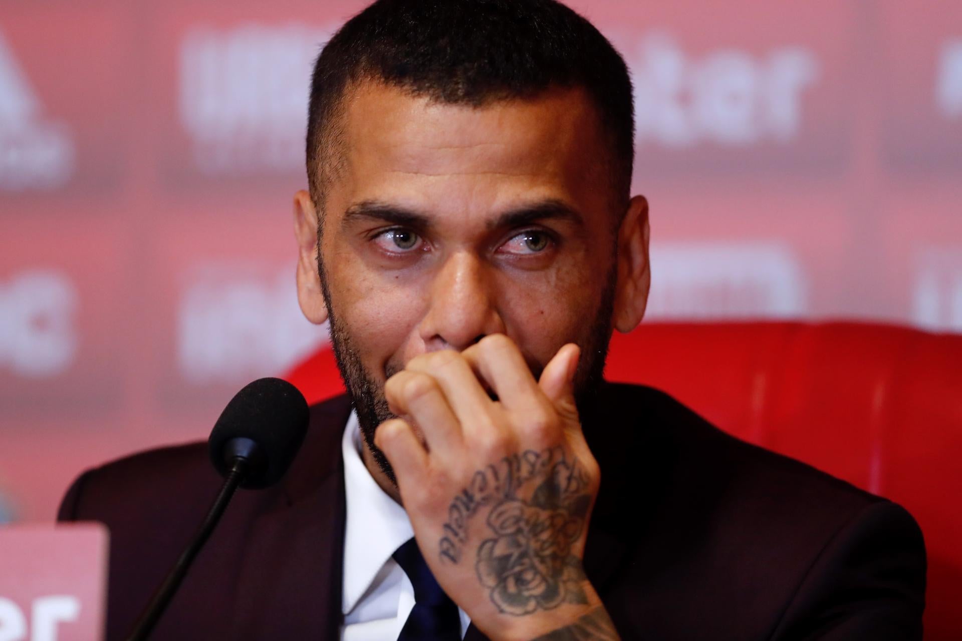 La exmujer de Alves y sus dos hijos visita al futbolista en prisión: "Está fuerte y cree en su inocencia" La exmujer de Alves y sus dos hijos visita al futbolista en prisión: "Está fuerte y cree en su inocencia"