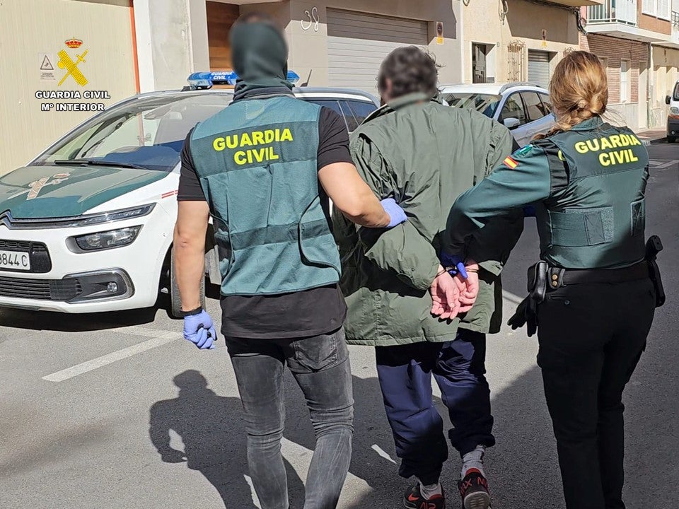 La Guardia Civil detiene a tres personas tras desmantelar un 'narcopiso' en Guardamar de Segura La Guardia Civil detiene a tres personas tras desmantelar un 'narcopiso' en Guardamar de Segura