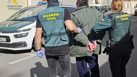 La Guardia Civil detiene a tres personas tras desmantelar un 'narcopiso' en Guardamar de Segura La Guardia Civil detiene a tres personas tras desmantelar un 'narcopiso' en Guardamar de Segura