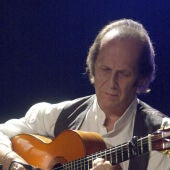 Fotografía de archivo tomada el 21/07/2001 durante el XXV Festival de Jazz de Vitoria, del guitarrista Paco de Lucía