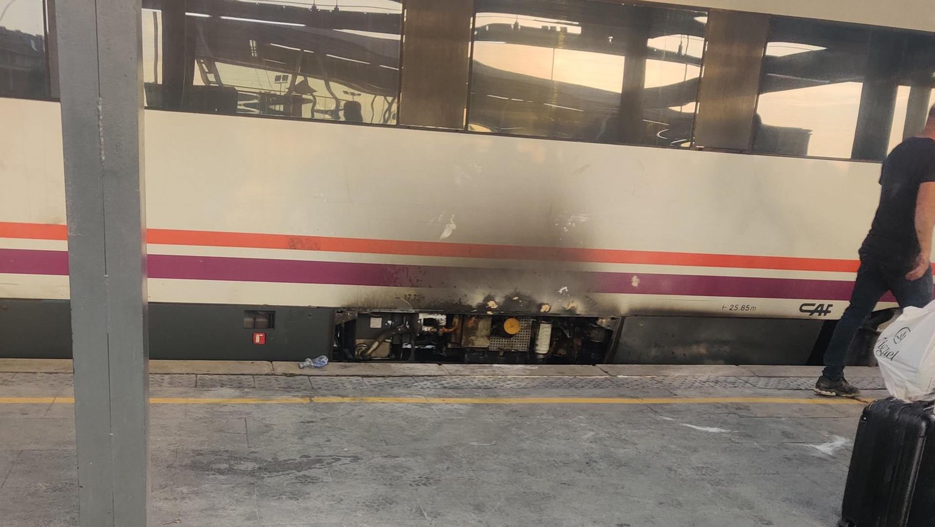 166 pasajeros del tren Madrid-Cáceres transbordados tras sufrir un incendio el tren en que viajaban en Leganés 166 pasajeros del tren Madrid-Cáceres transbordados tras sufrir un incendio el tren en que viajaban en Leganés