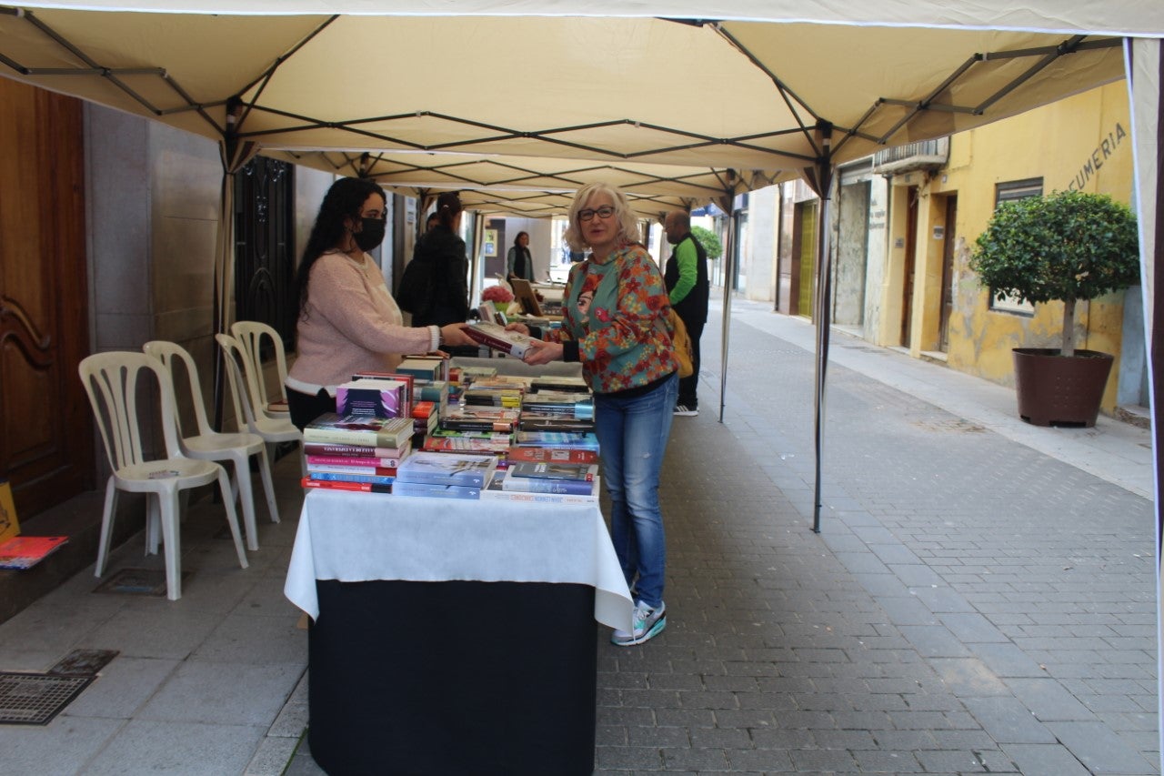 Nules promociona a autores locales en su Feria del Libro Nules promociona a autores locales en su Feria del Libro
