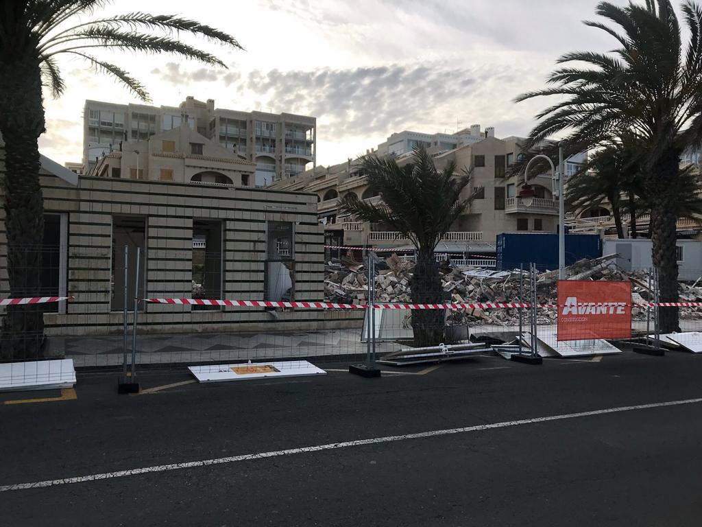 Vecinos de Arenales del Sol de Elche denuncian que el derribo de las dependencias municipales les obliga a recorrer kilómetros para ir al médico o a Correos Vecinos de Arenales del Sol de Elche denuncian que el derribo de las dependencias municipales les obliga a recorrer kilómetros para ir al médico o a Correos