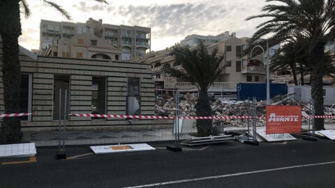 Trabajos de demolición de las antiguas dependencias municipales de Arenales del Sol de Elche.