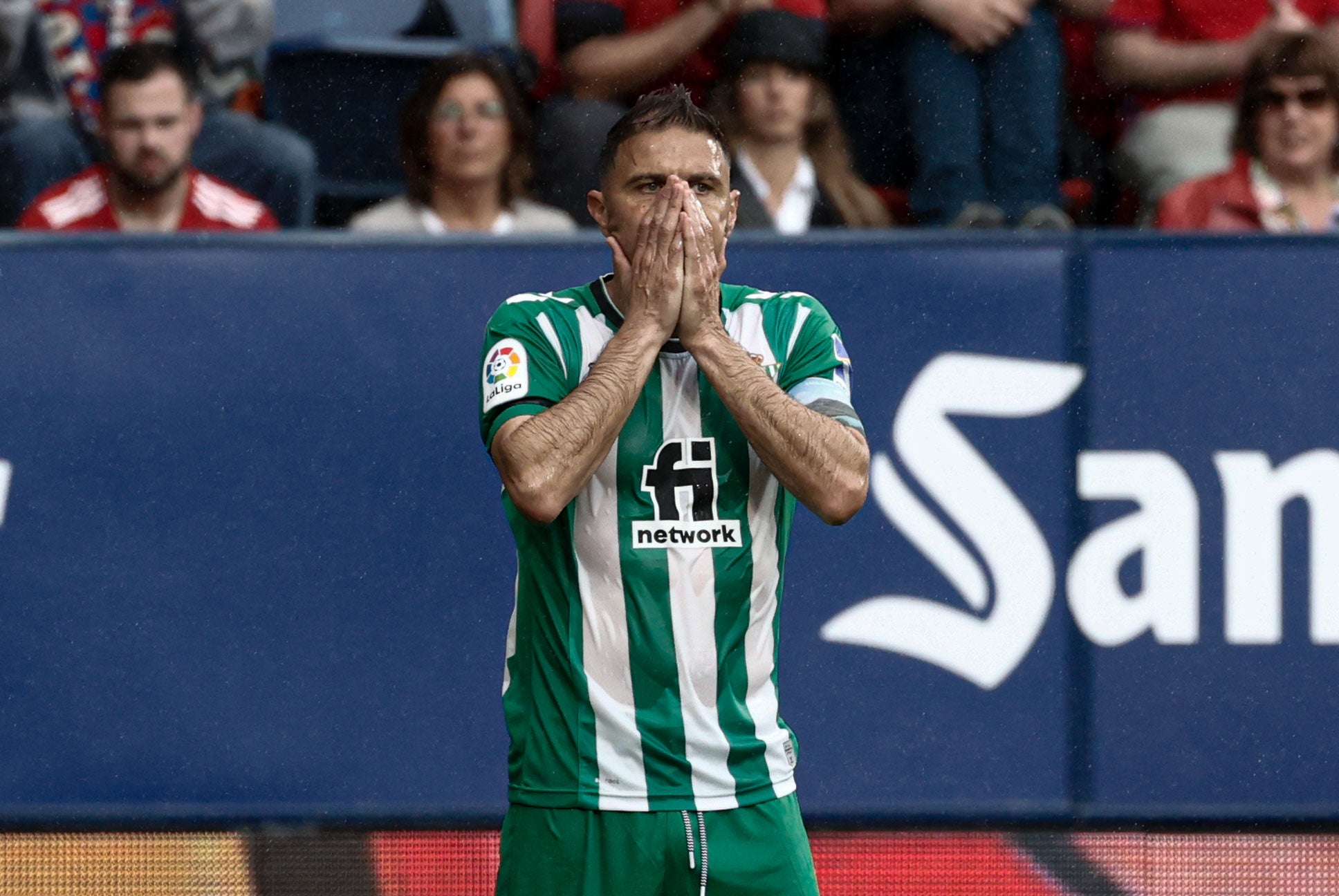 El Betis viaja a Bilbao con Joaquín y sin tres centrales El Betis viaja a Bilbao con Joaquín y sin tres centrales