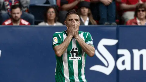 Joaquín se lamenta de una ocasión fallada en El Sadar. Joaquín se lamenta de una ocasión fallada en El Sadar.