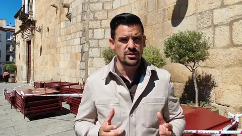 El PP de Mérida denuncia que las vallas que se utilizaron en Semana Santa siguen “amontonadas” en la Plaza de España El PP de Mérida denuncia que las vallas que se utilizaron en Semana Santa siguen “amontonadas” en la Plaza de España