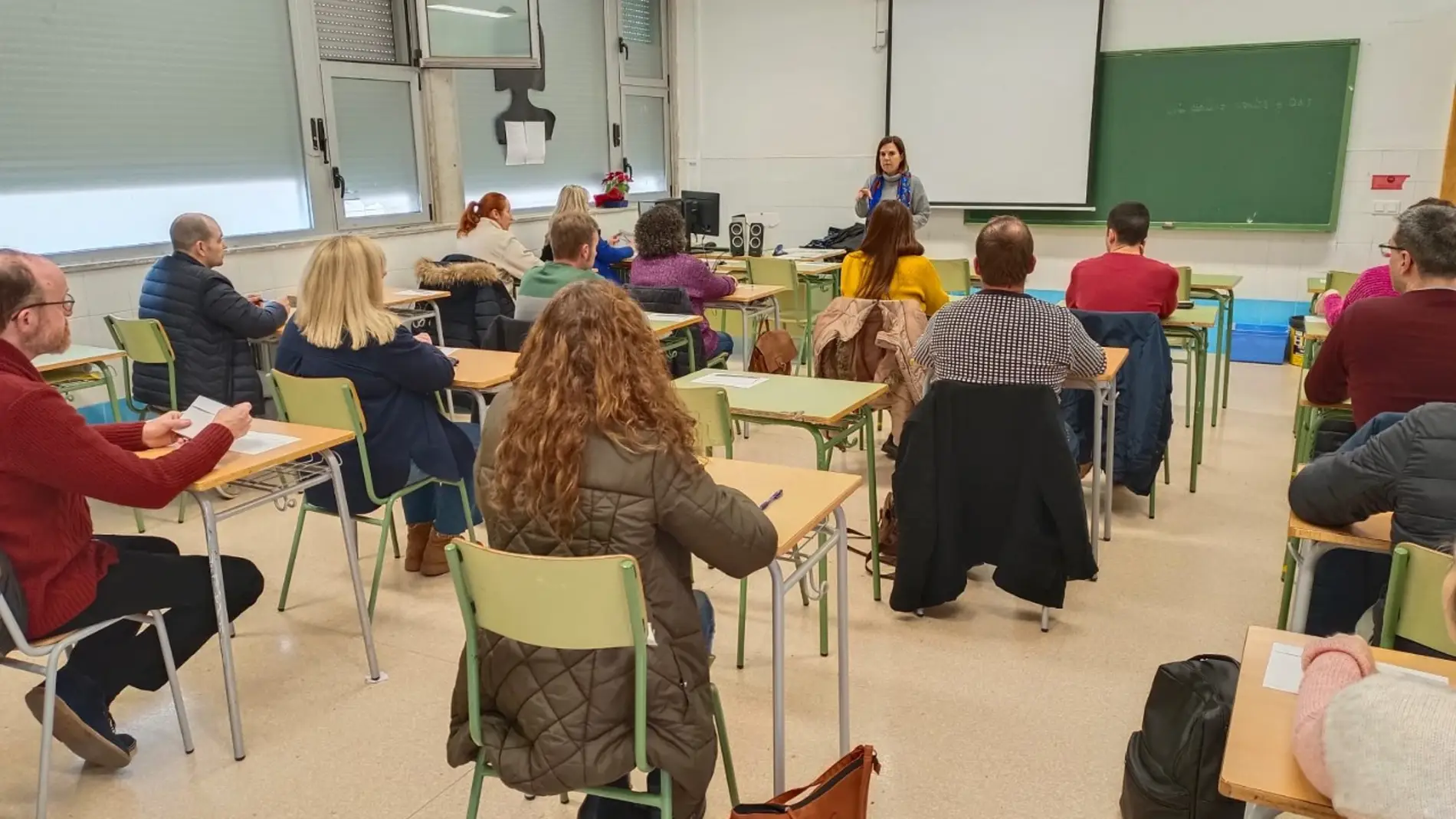 El examen de auxiliar administrativo atrae a 400 aspirantes en Almassora
