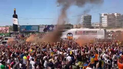 Miles de valencianistas reciben al Valencia en el Martínez Valero