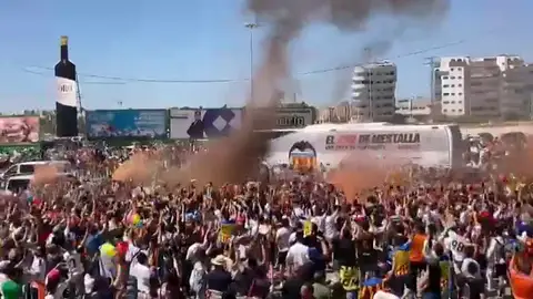 Miles de valencianistas reciben al Valencia en el Martínez Valero Miles de valencianistas reciben al Valencia en el Martínez Valero