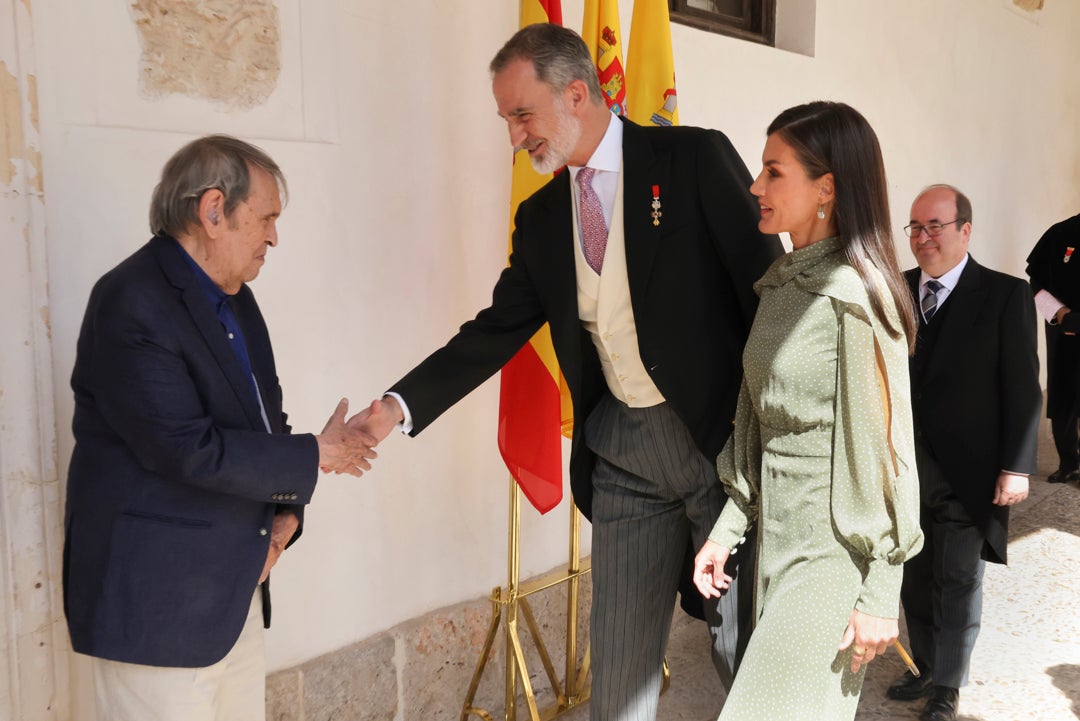 El Gobierno justifica la ausencia de Sánchez en el Premio Cervantes en su "intensísima agenda": "Tiene otras cuestiones" El Gobierno justifica la ausencia de Sánchez en el Premio Cervantes en su "intensísima agenda": "Tiene otras cuestiones"