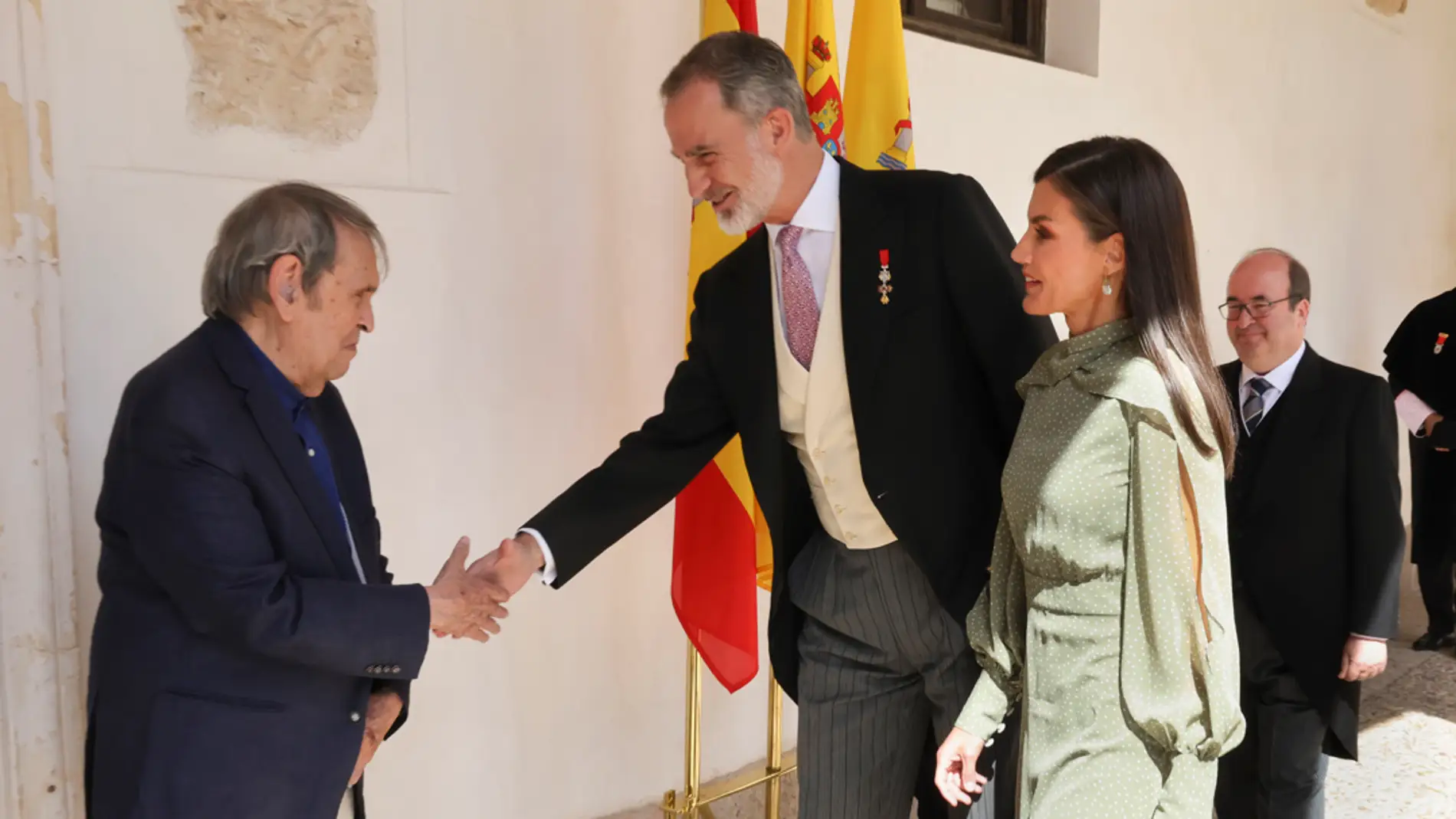El rey Felipe VI y la reina Letizia saludan al escritor Rafael Cadenas