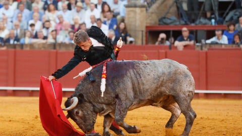 El diestro Manuel Escribano con su segundo toro durante la corrida celebrada este s&aacute;bado en la Real Maestranza de Sevilla