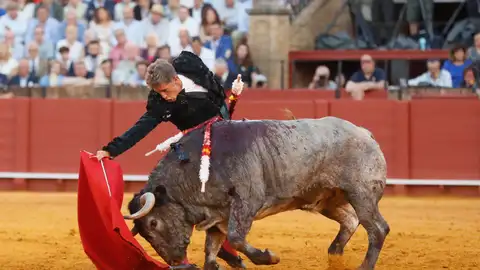 El diestro Manuel Escribano con su segundo toro durante la corrida celebrada este sábado en la Real Maestranza de Sevilla El diestro Manuel Escribano con su segundo toro durante la corrida celebrada este sábado en la Real Maestranza de Sevilla