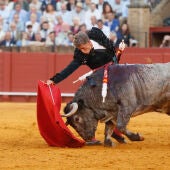 El diestro Manuel Escribano con su segundo toro durante la corrida celebrada este sábado en la Real Maestranza de Sevilla