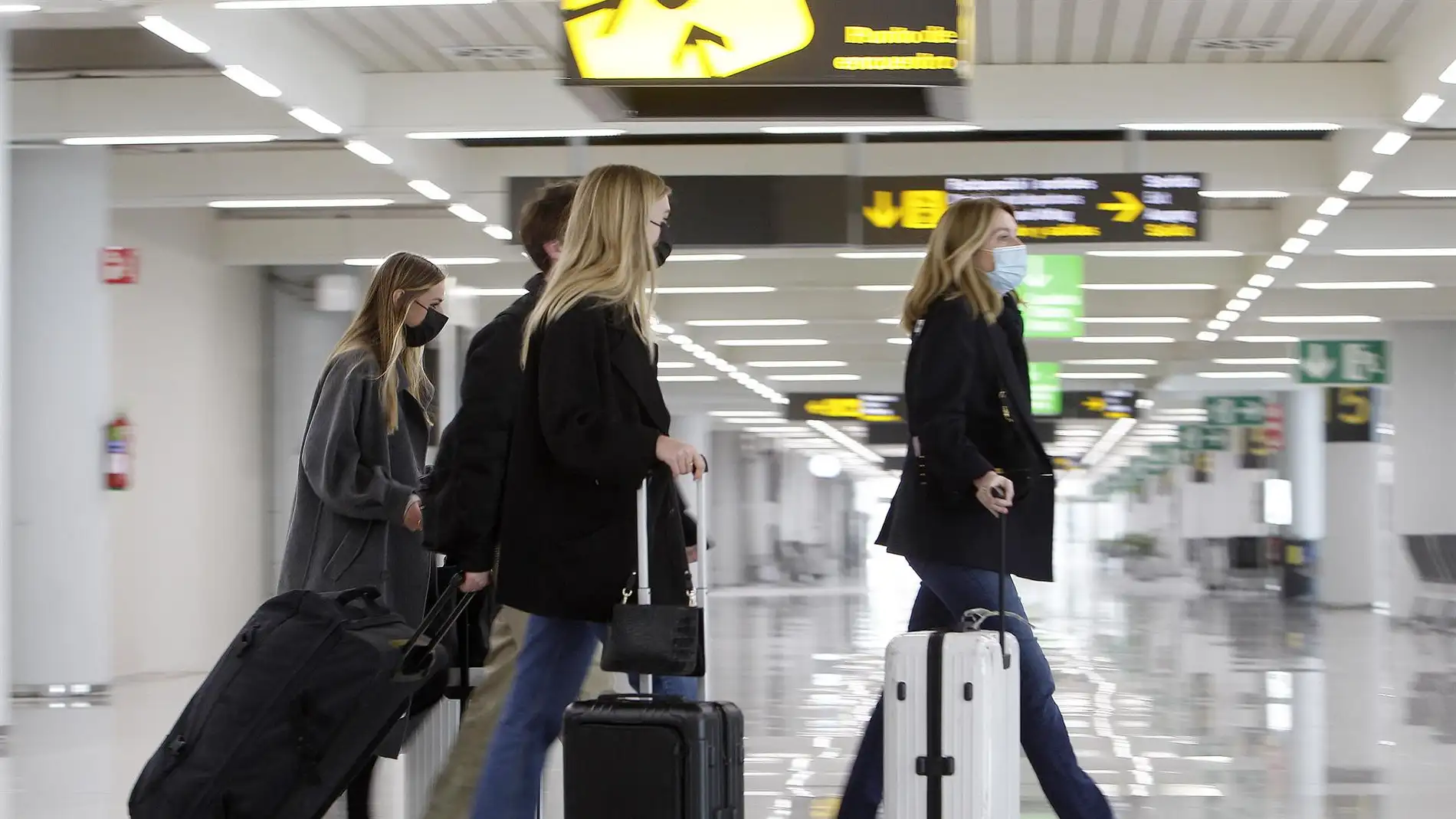 Viajeros a su llegada a Son Sant Joan, el aeropuerto de Palma