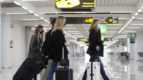 Viajeros a su llegada a Son Sant Joan, el aeropuerto de Palma Viajeros a su llegada a Son Sant Joan, el aeropuerto de Palma