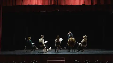 Imagen de archivo de unos actores ensayando en un teatro Imagen de archivo de unos actores ensayando en un teatro