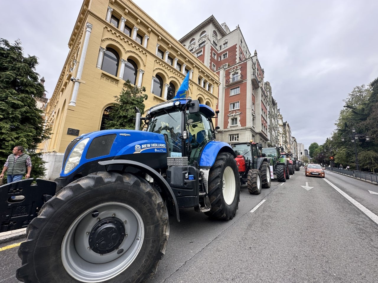 Las asociaciones agrarias se manifiestan para reclamar la subida de precios y denunciar el acoso al sector ganadero tras los incendios Las asociaciones agrarias se manifiestan para reclamar la subida de precios y denunciar el acoso al sector ganadero tras los incendios