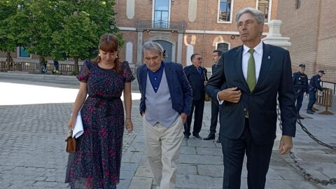 Rafael Cadenas llega a la Universidad de Alcal&aacute; acompa&ntilde;ado del rector universitario Jos&eacute; Vicente Saz