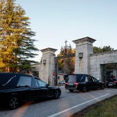 Dos coches fúnebres entrando en el Valle de Cuelgamuros