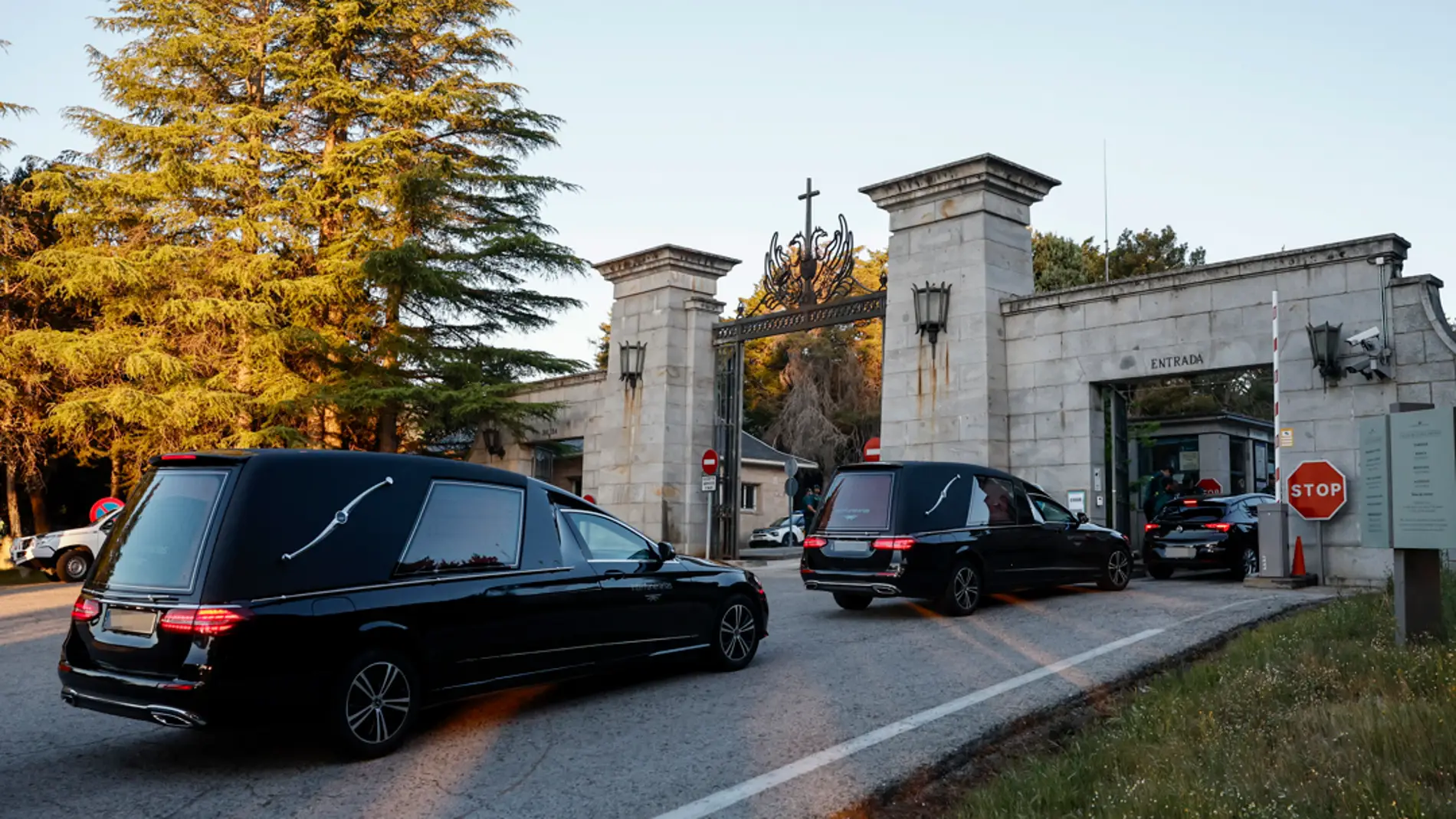 Dos coches fúnebres entrando en el Valle de Cuelgamuros
