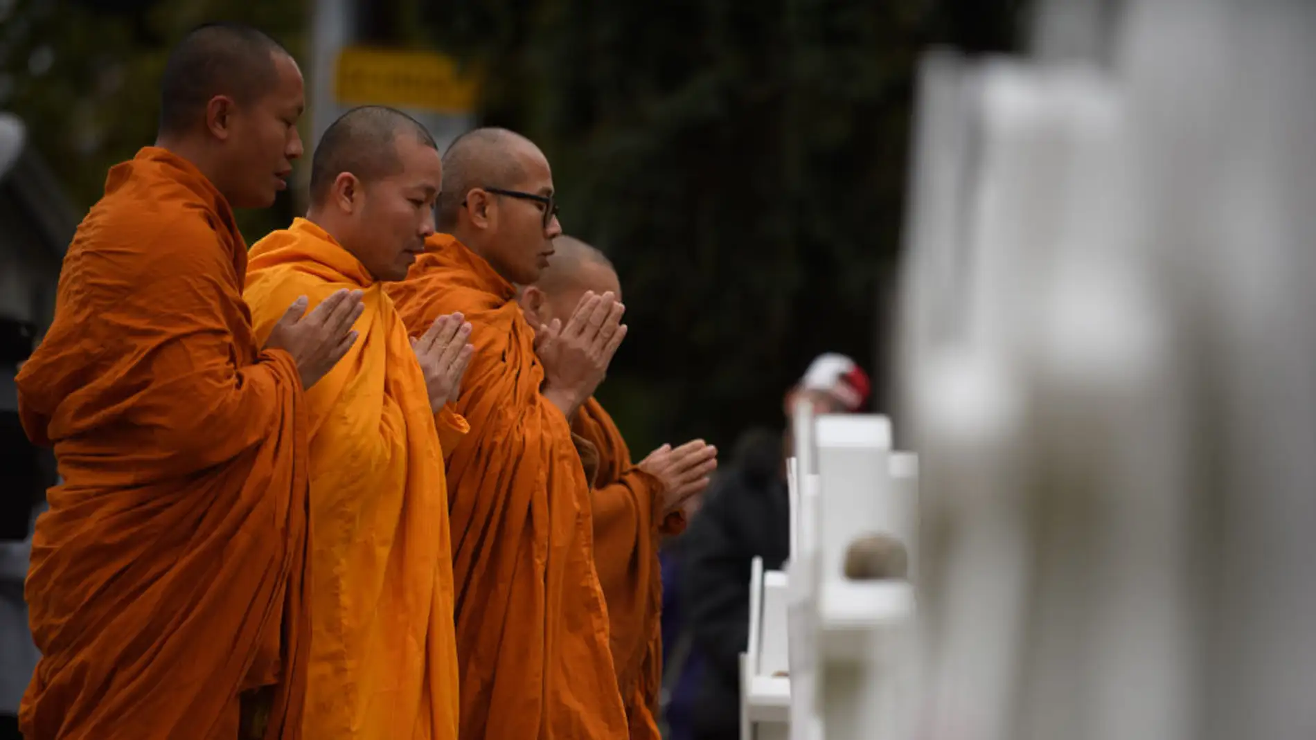 Imagen de archivo de un grupo de monjes budistas rezando