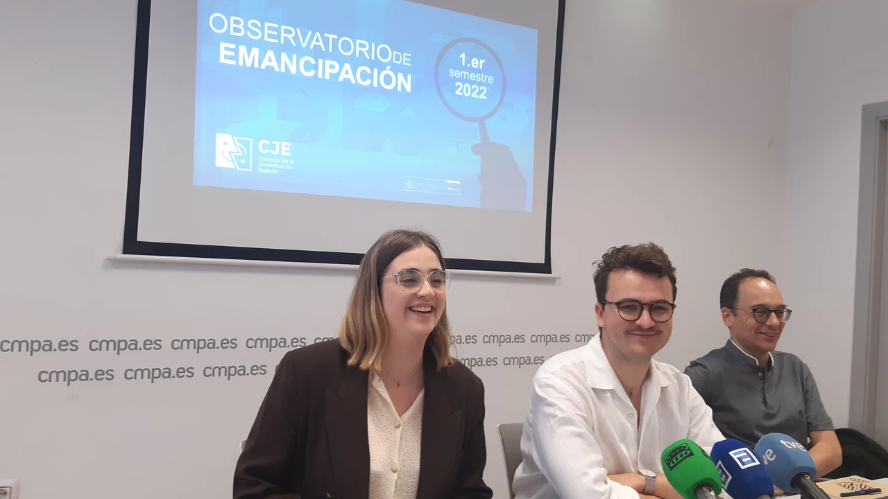 Andrea Henry presidenta del CJE, Daniel Sierra presidente del CMPA y el sociólogo Jofra López