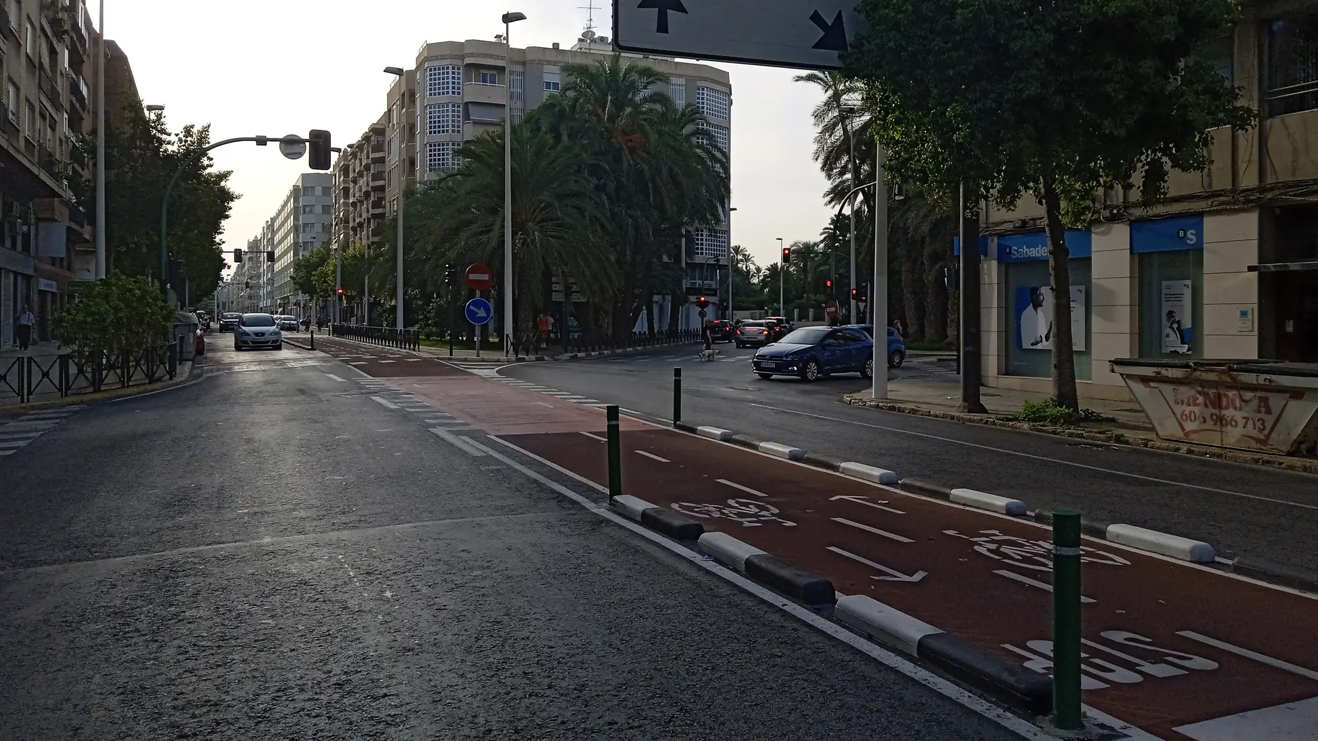 Carril bici en la Plaza de Benidorm de Elche.