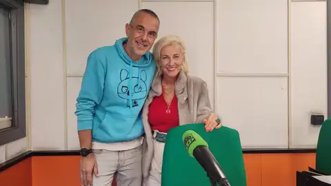 Aurora Vigil visita Onda Cero Galería de Arte Aurora Vigil-Escalera