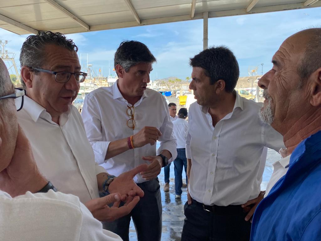 Mazón promete crear una Dirección de Pesca que "hable como los pescadores" y exención de tasas portuarias Mazón promete crear una Dirección de Pesca que "hable como los pescadores" y exención de tasas portuarias