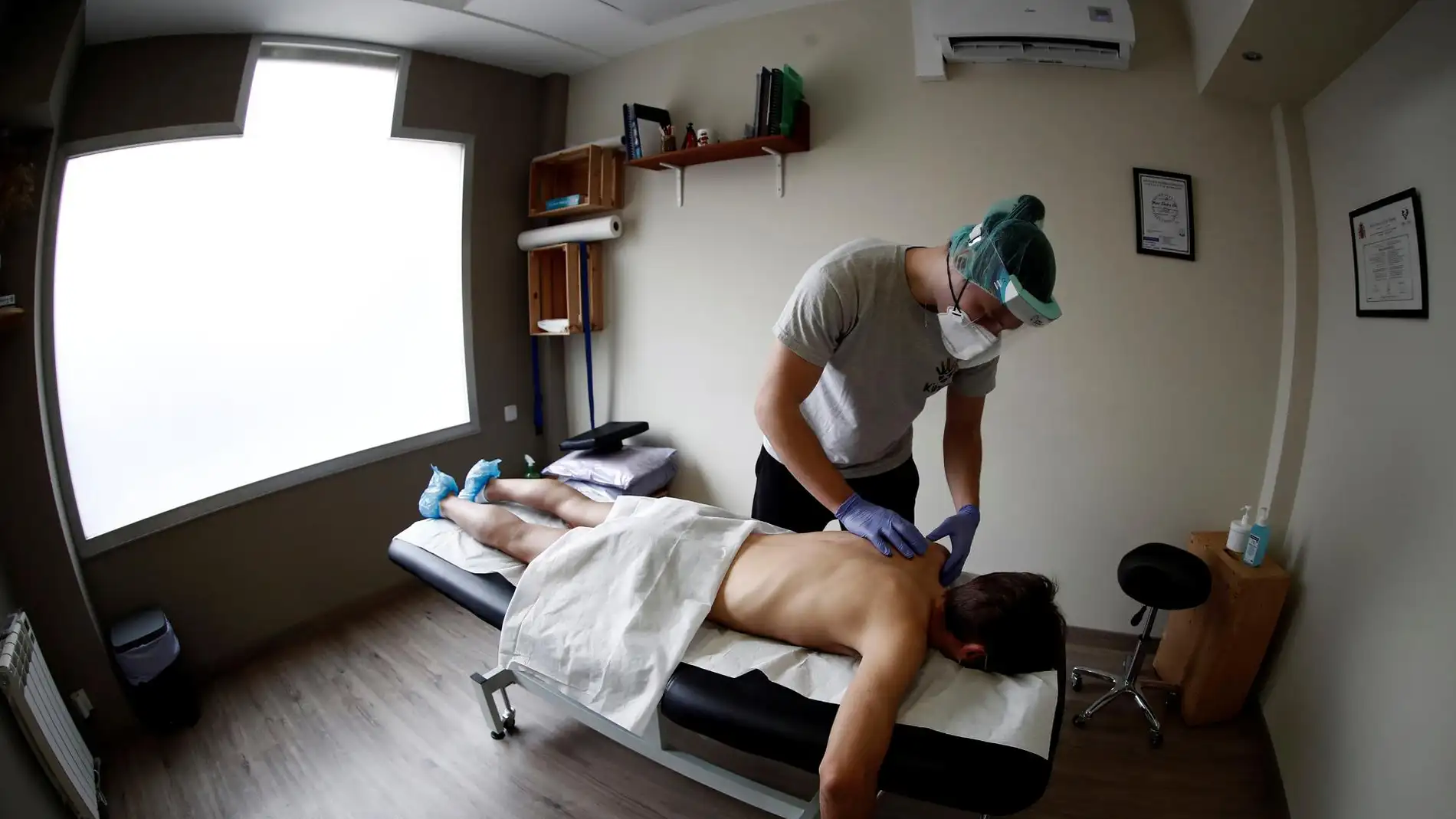Imagen de archivo de un fisioterapeuta dando un masaje.