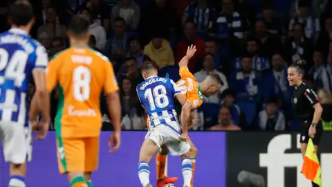 Sergio Canales protege el balón ante Andoni Gorosabel. Sergio Canales protege el balón ante Andoni Gorosabel.
