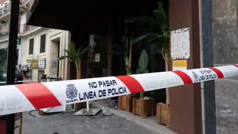 Imagen este sábado del exterior del restaurante donde anoche se produjo un incendio en el que murieron dos personas en la glorieta de Manuel Becerra en Madrid. Imagen este sábado del exterior del restaurante donde anoche se produjo un incendio en el que murieron dos personas en la glorieta de Manuel Becerra en Madrid.