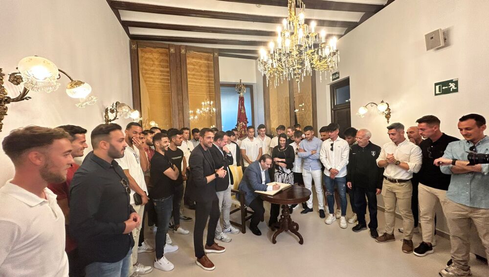 Firma en el Libro de Honores y Distinciones de la ciudad en la Sala del Oriol