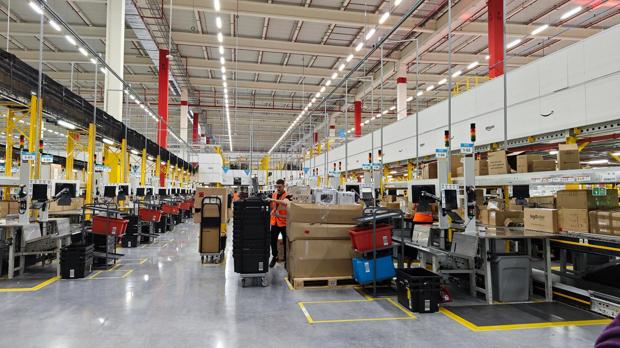 El nuevo centro de Amazon en Zaragoza ya opera con 700 empleados El nuevo centro de Amazon en Zaragoza ya opera con 700 empleados