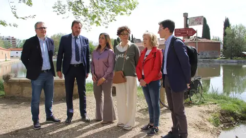 Andrés y Puente apuestan por poner en marcha proyectos conjuntos entre Palencia y Valladolid .