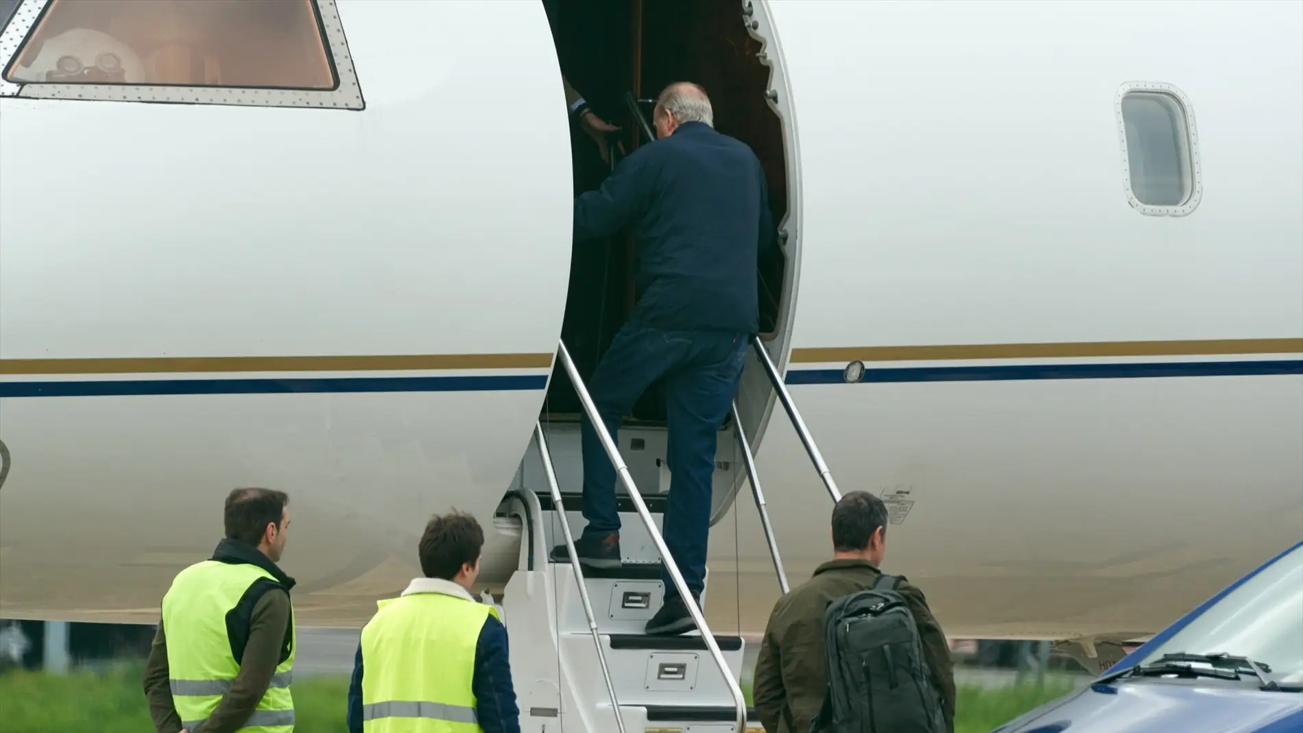El rey emérito sube las escaleras de un avión privado en el aeropuerto vitoriano de Foronda/ Europa Press