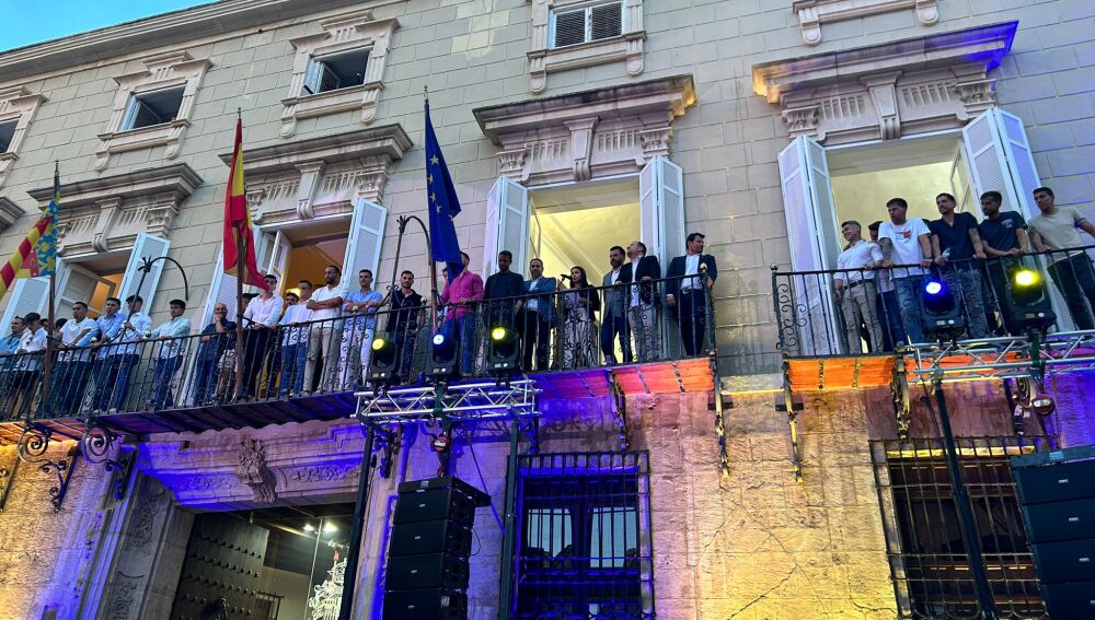 Saludos desde el balcón del Ayuntamiento de la plantilla del Orihuela CF