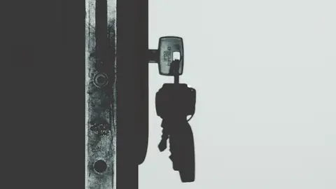 Una puerta con las llaves puestas Una puerta con las llaves puestas