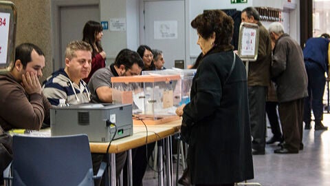 Qué pasa si un miembro de la mesa electoral llega tarde