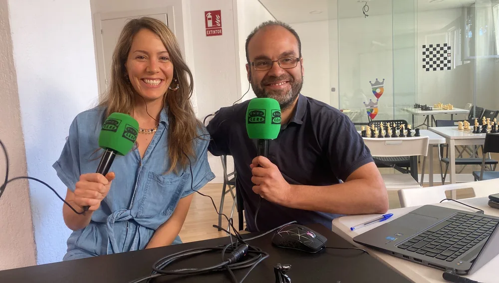 María, psico ajedrecista, y Pedro, profesor de ajedrez María, psico ajedrecista, y Pedro, profesor de ajedrez