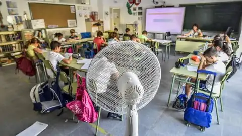Un aula con un ventilador Un aula con un ventilador