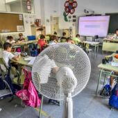 Un aula con un ventilador