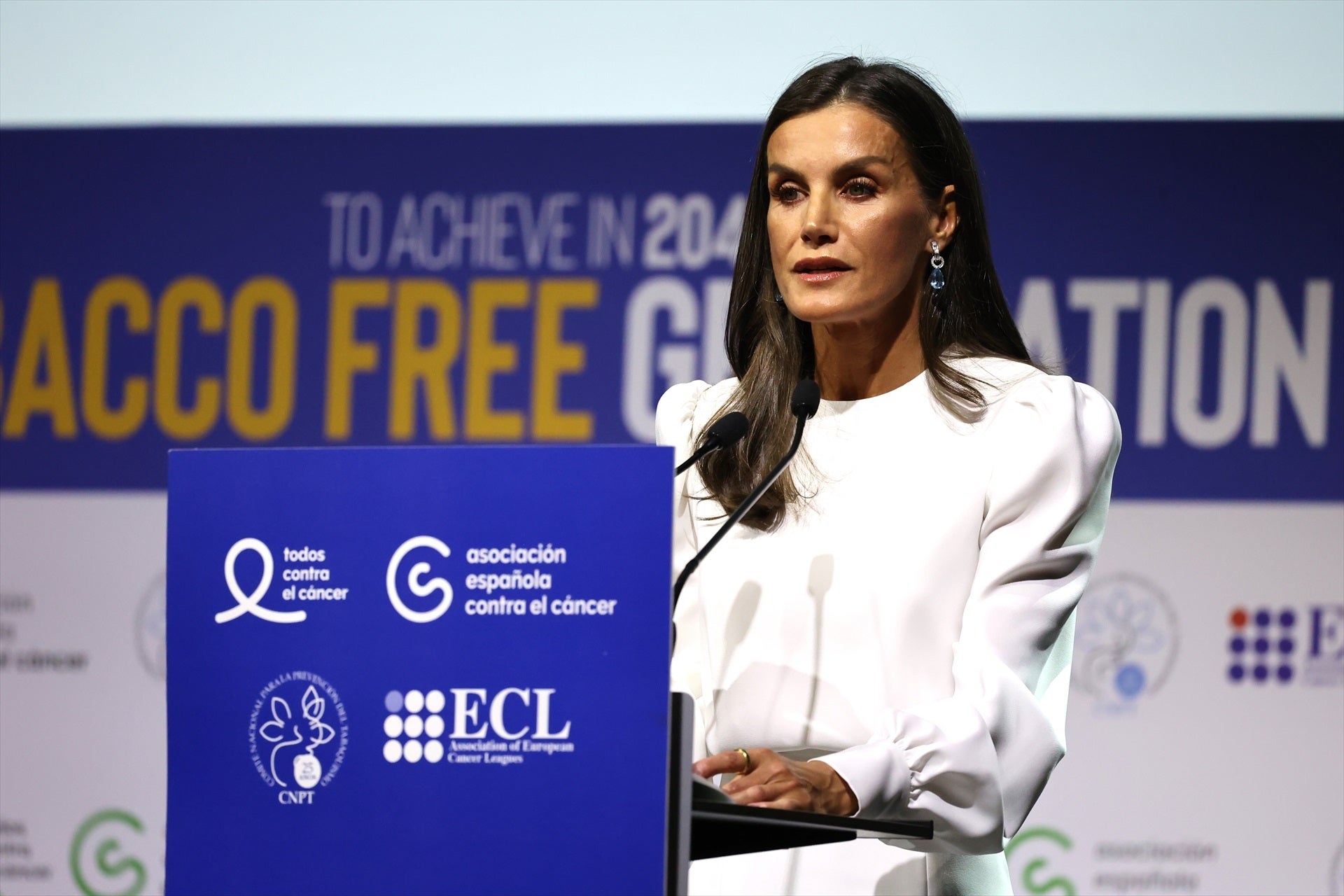 La reina Letizia defiende que aumentar el precio del tabaco "reduce su consumo": "Fumar es una enfermedad" La reina Letizia defiende que aumentar el precio del tabaco "reduce su consumo": "Fumar es una enfermedad"