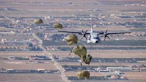 Militares del Escuadr&oacute;n de Zapadores Paracaidistas realizando un salto