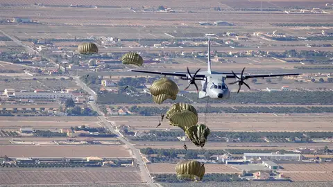 Militares del Escuadrón de Zapadores Paracaidistas realizando un salto Militares del Escuadrón de Zapadores Paracaidistas realizando un salto